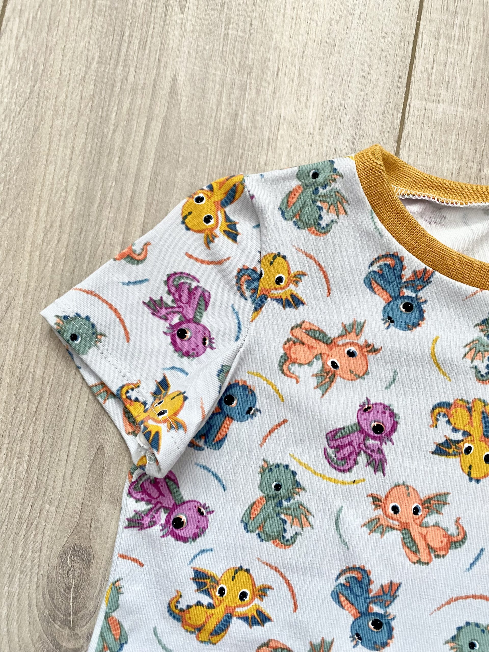 Robe manches courtes "Les dragons" - Moutarde – Image 2