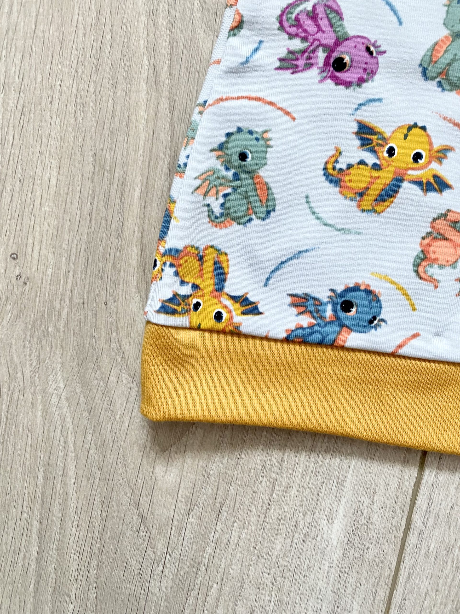 Robe manches courtes "Les dragons" - Moutarde – Image 3